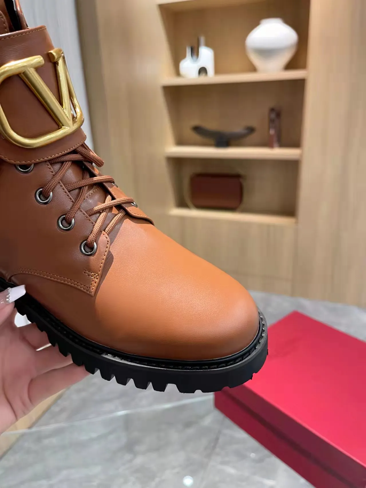 👟👟Ex-factory price 540👟👟 𝑉𝐴𝐿𝐸𝑁𝑇𝐼𝑁𝑂 Valentino's new autumn and winter Martin boots. The unique [V logo fabric print pattern] brings out a full sense of high-end, worth buying★Absolutely high-grade❥Original method Absolute sensibility❥Elegant style Create a different feeling, simple and elegant style!  Fabric: fabric printed cloth + imported cowhide. Lining: inner sheepskin. Bronze large buckle with high-end printing. Color: black, brown. Size: 35-41. (42 customized items cannot be returned or exchanged)